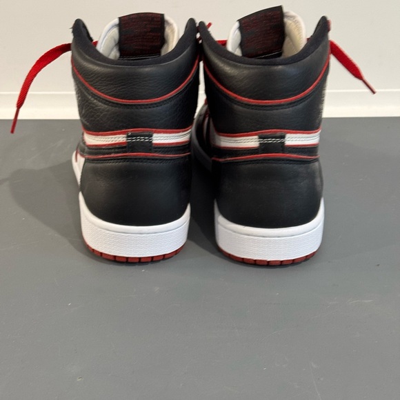 Nike Air Jordan 1 Retro High OG “Bloodline”Sneakers - Black, White, Red SZ9 - Picture 5 of 6